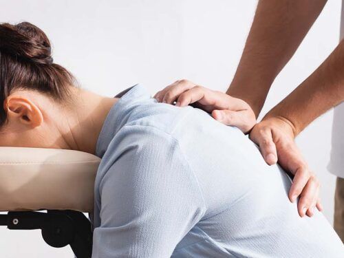 Le massage sur chaise pour soulager rapidement les tensions chez Kinatex Sports Physio, Québec et Ontario.