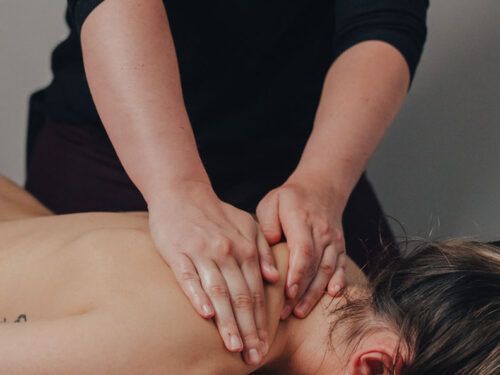 Libérez vos tensions musculaires avec le relâchement myofascial chez Kinatex Sports Physio, Québec et Ontario.