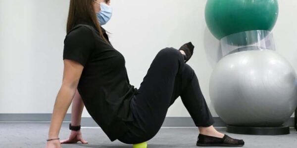 Soulagez vos douleurs aux fesses avec une balle d’automassage avec Kinatex Sports Physio, Québec et Ontario