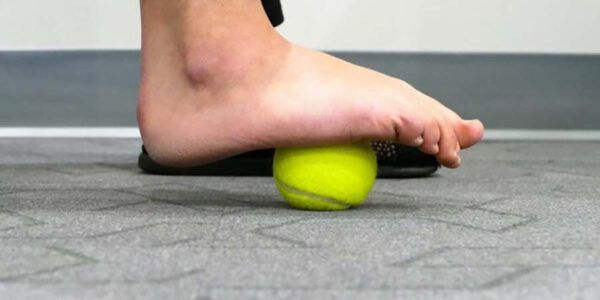 Soulagez vos douleurs au pied avec une balle d’automassage avec Kinatex Sports Physio, Québec et Ontario